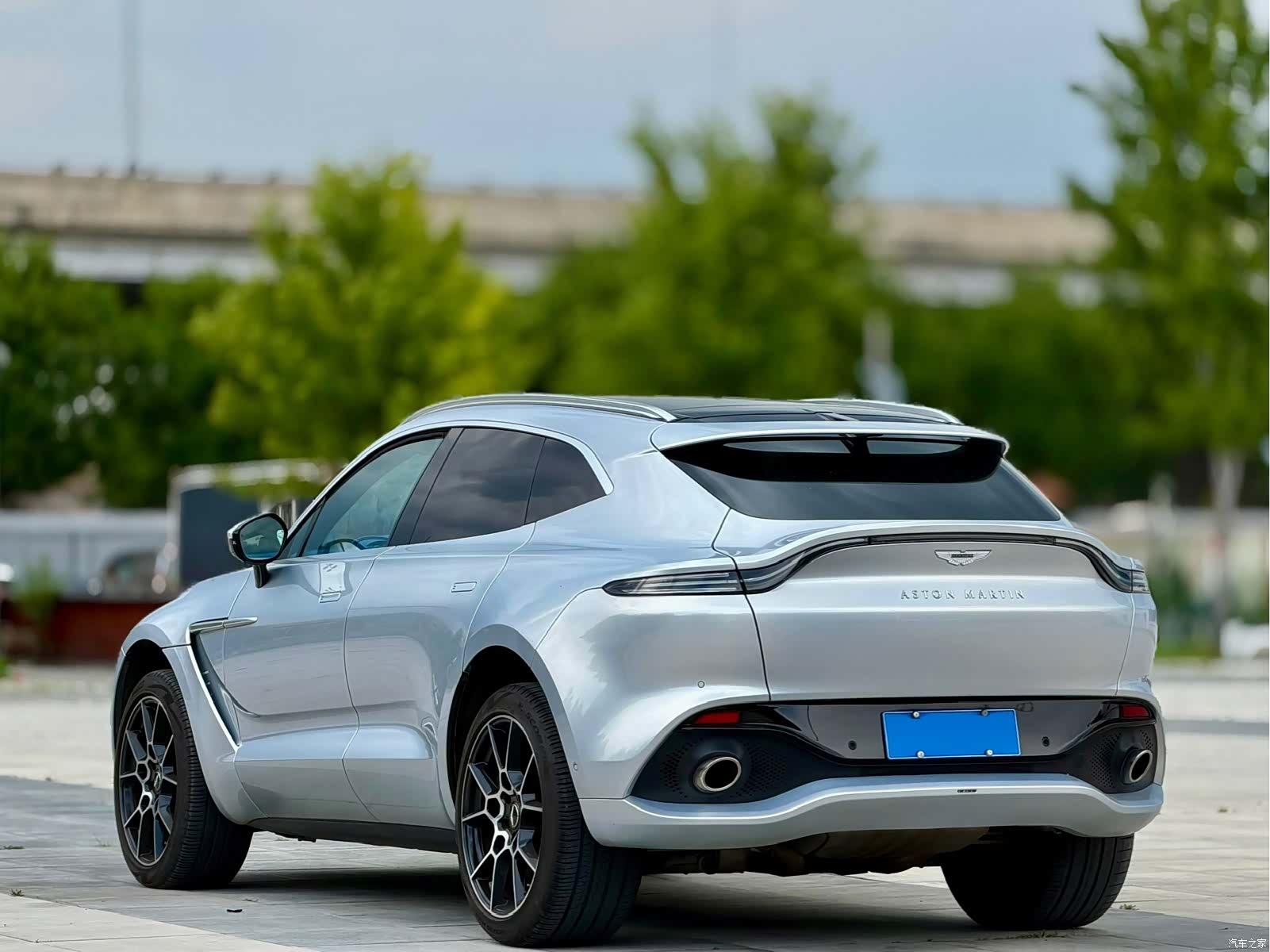 Aston Martin DBX, 2021 4