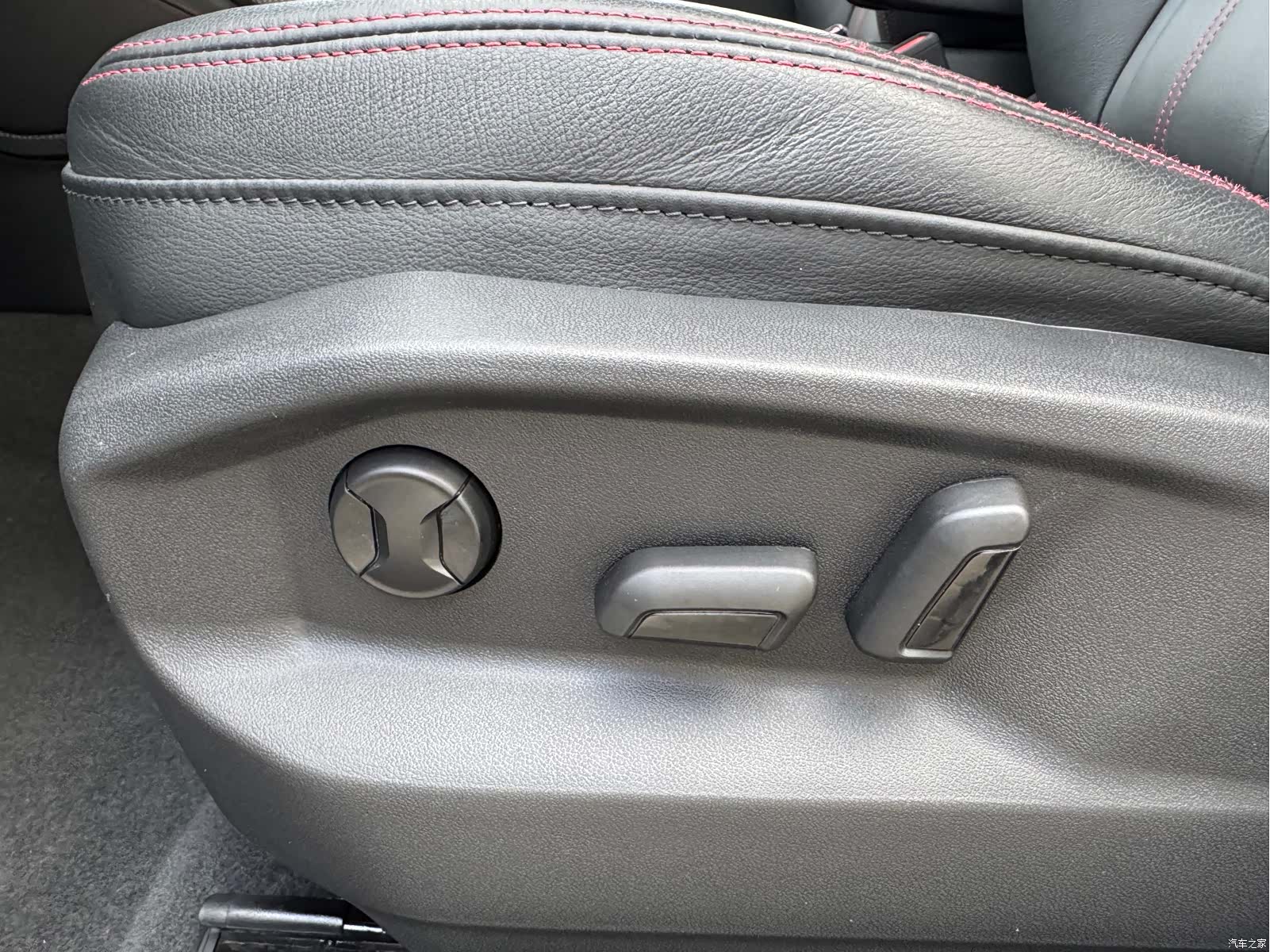Audi Q2L, 2024 27