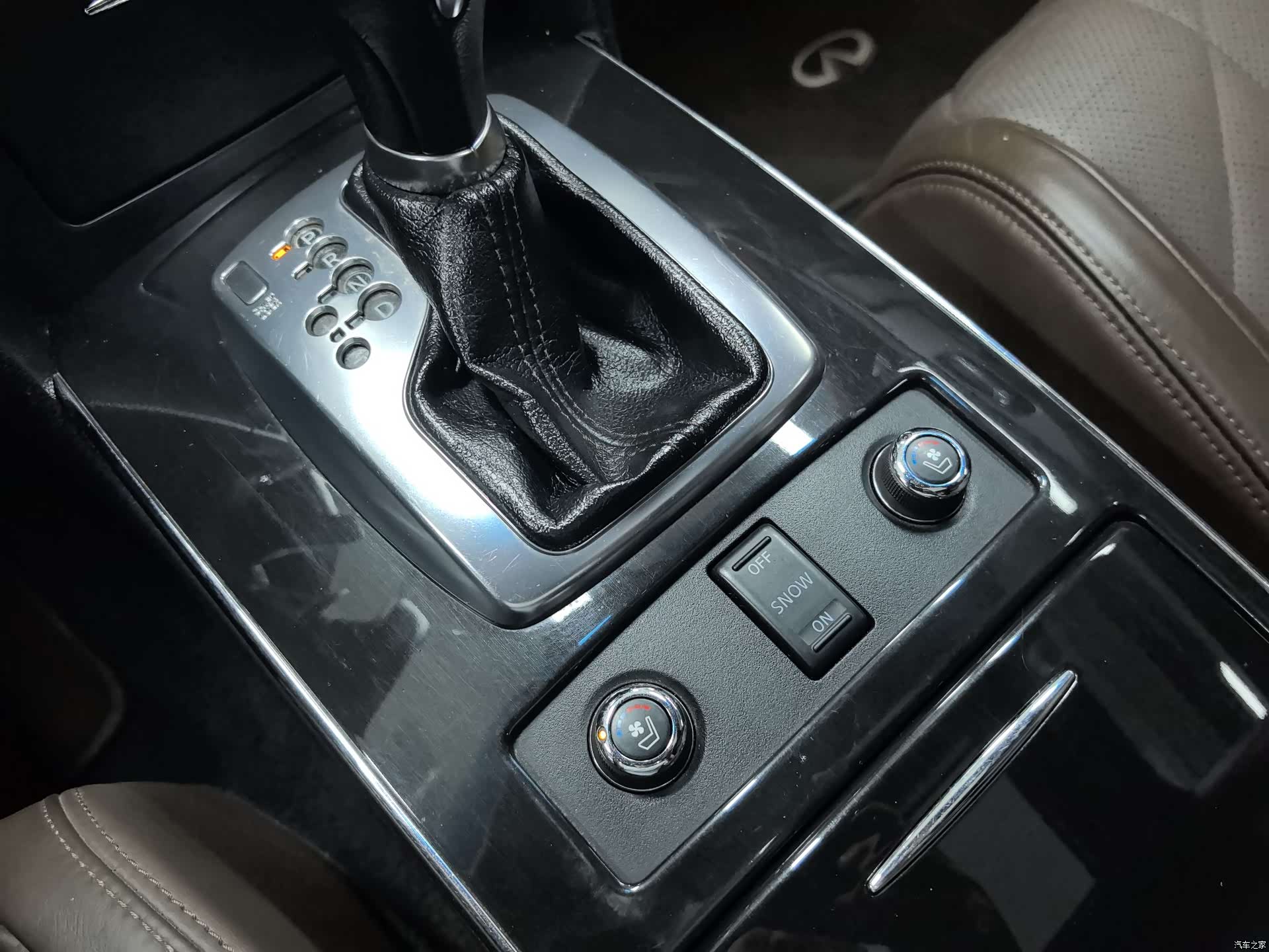 Infiniti FX35, 2012 12