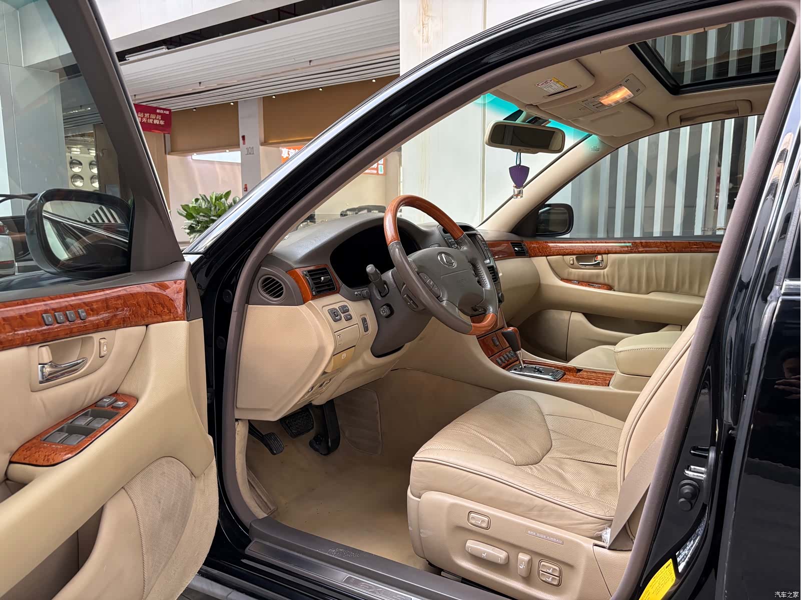 Lexus LS, 2005 4