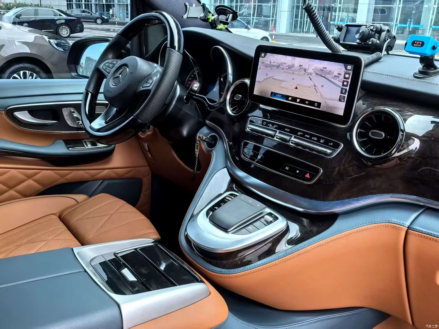 Mercedes-Benz V-Class, 2024 20