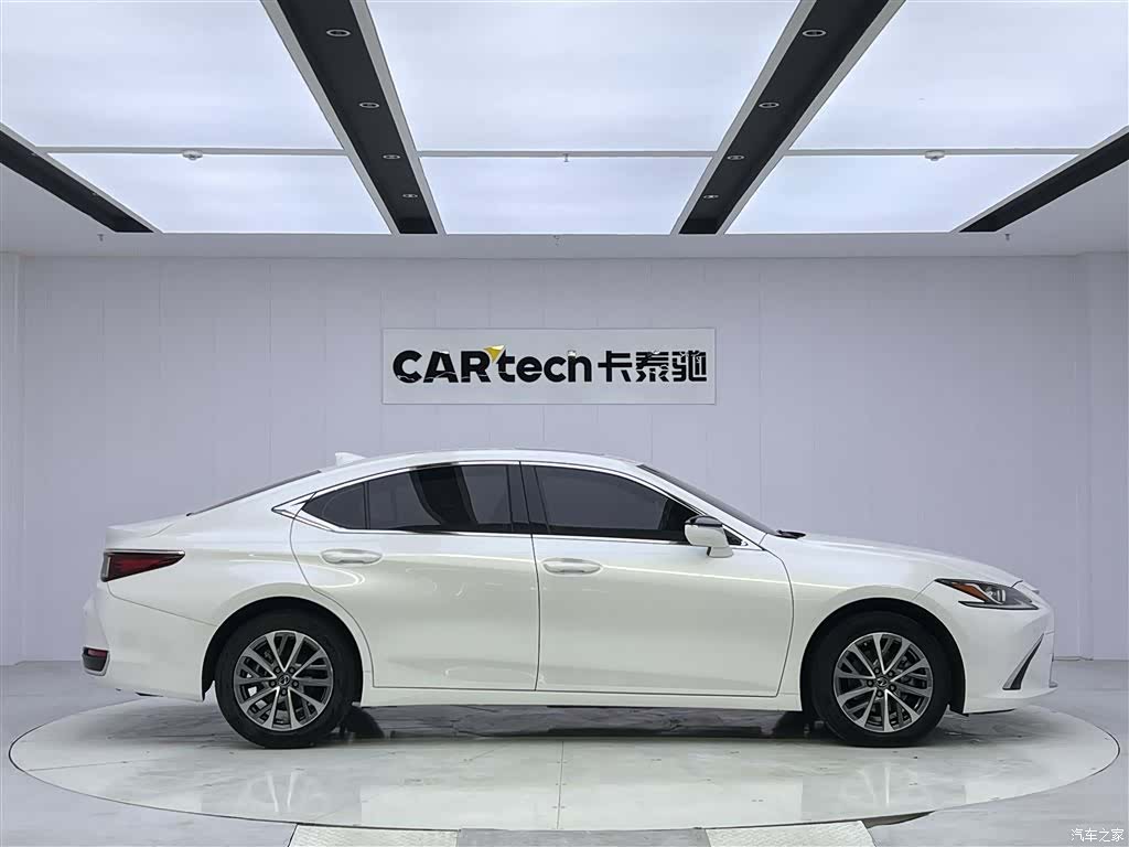 Lexus ES, 2024 4
