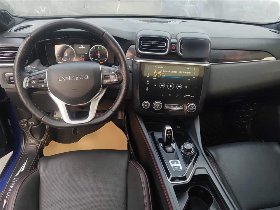 Lynk & Co 03