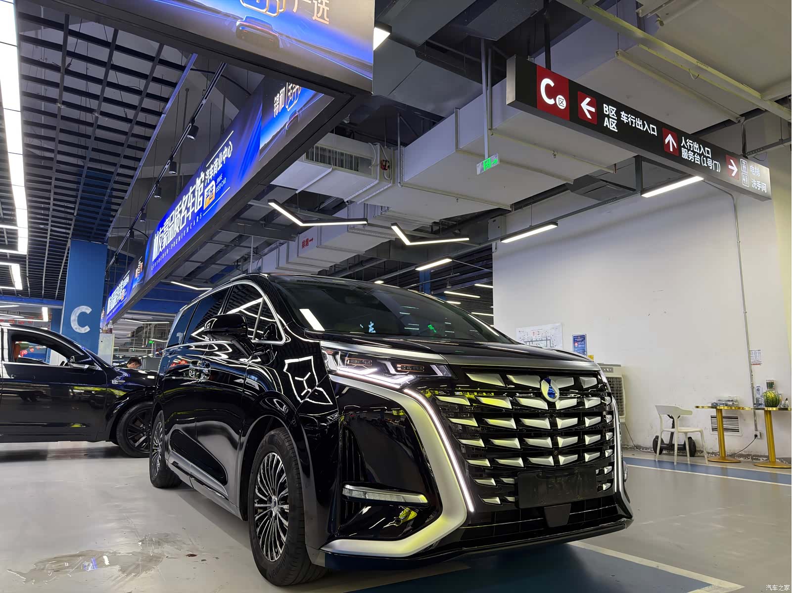 Denza D9, 2022 3