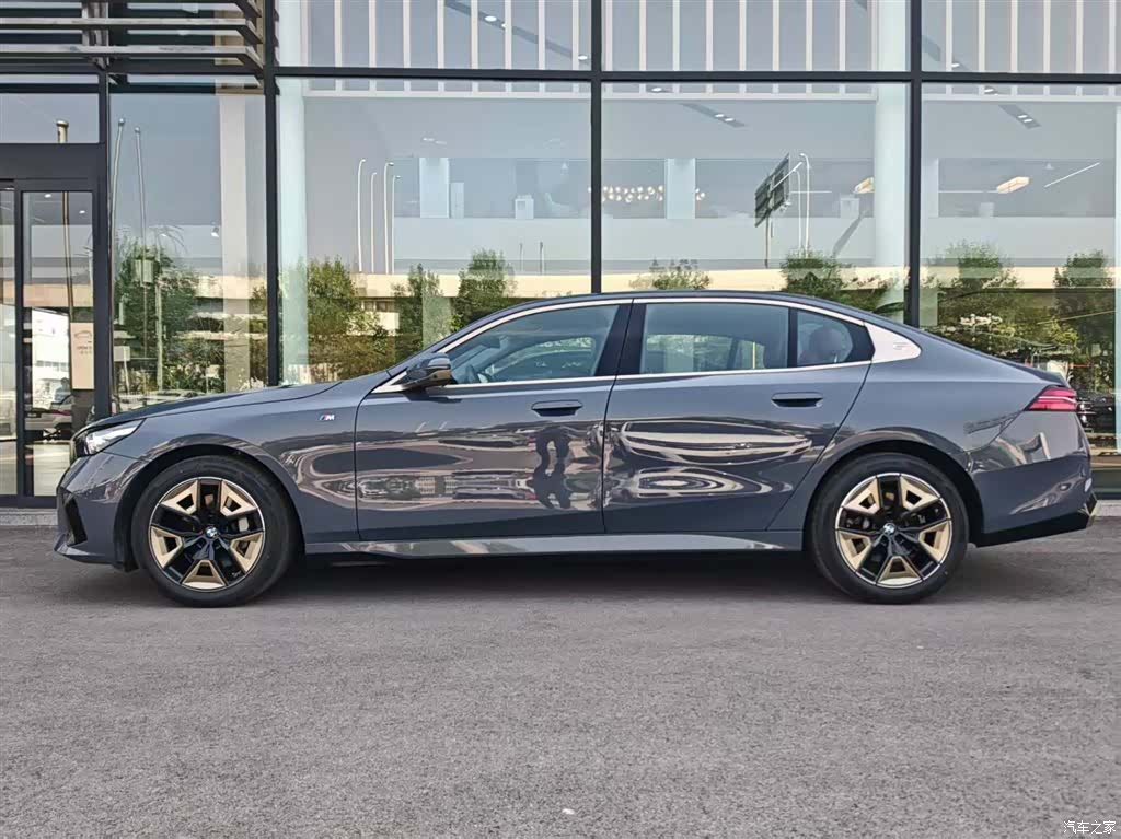 BMW 5 Series, 2025 3