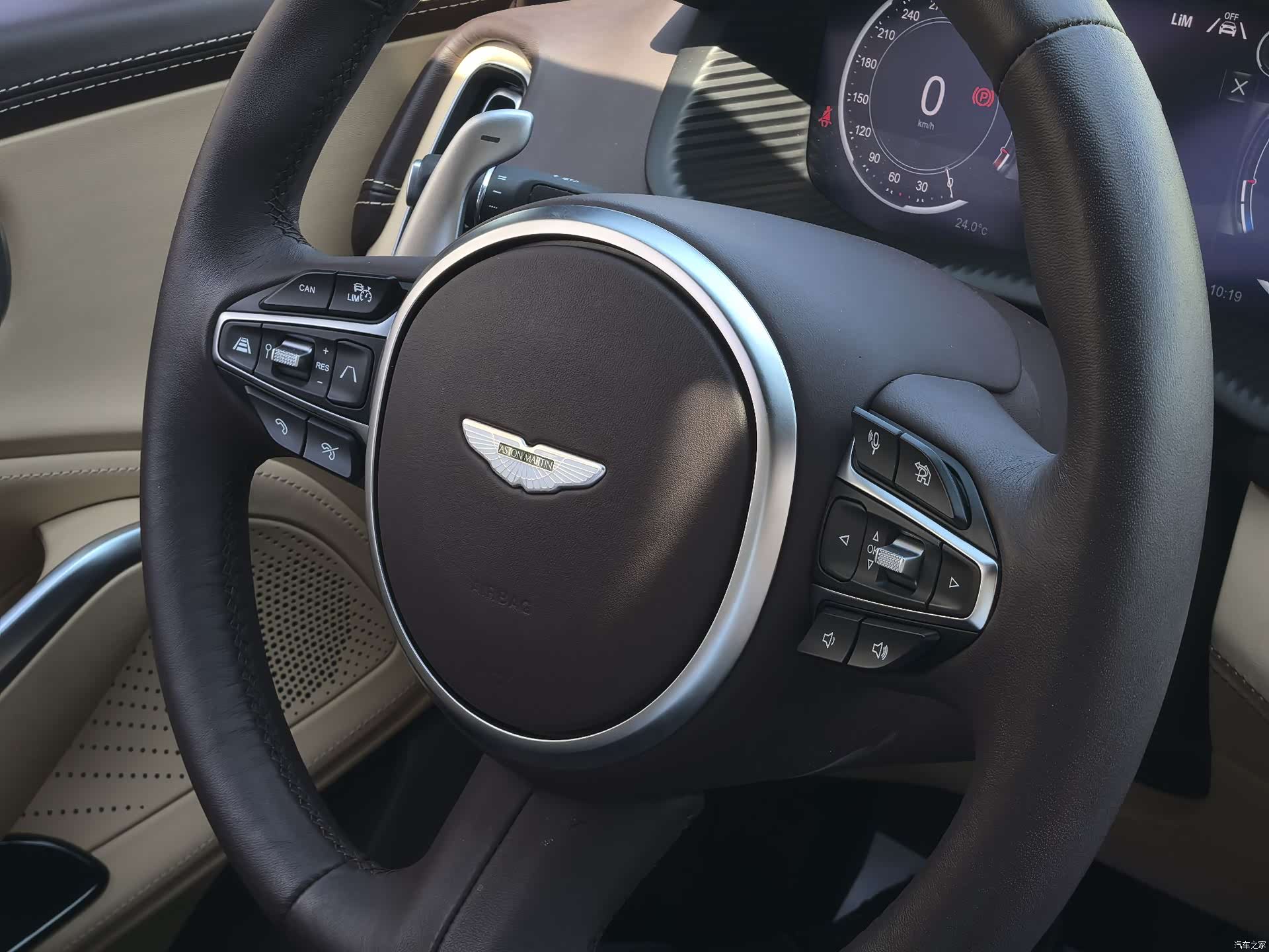 Aston Martin DBX, 2023 11