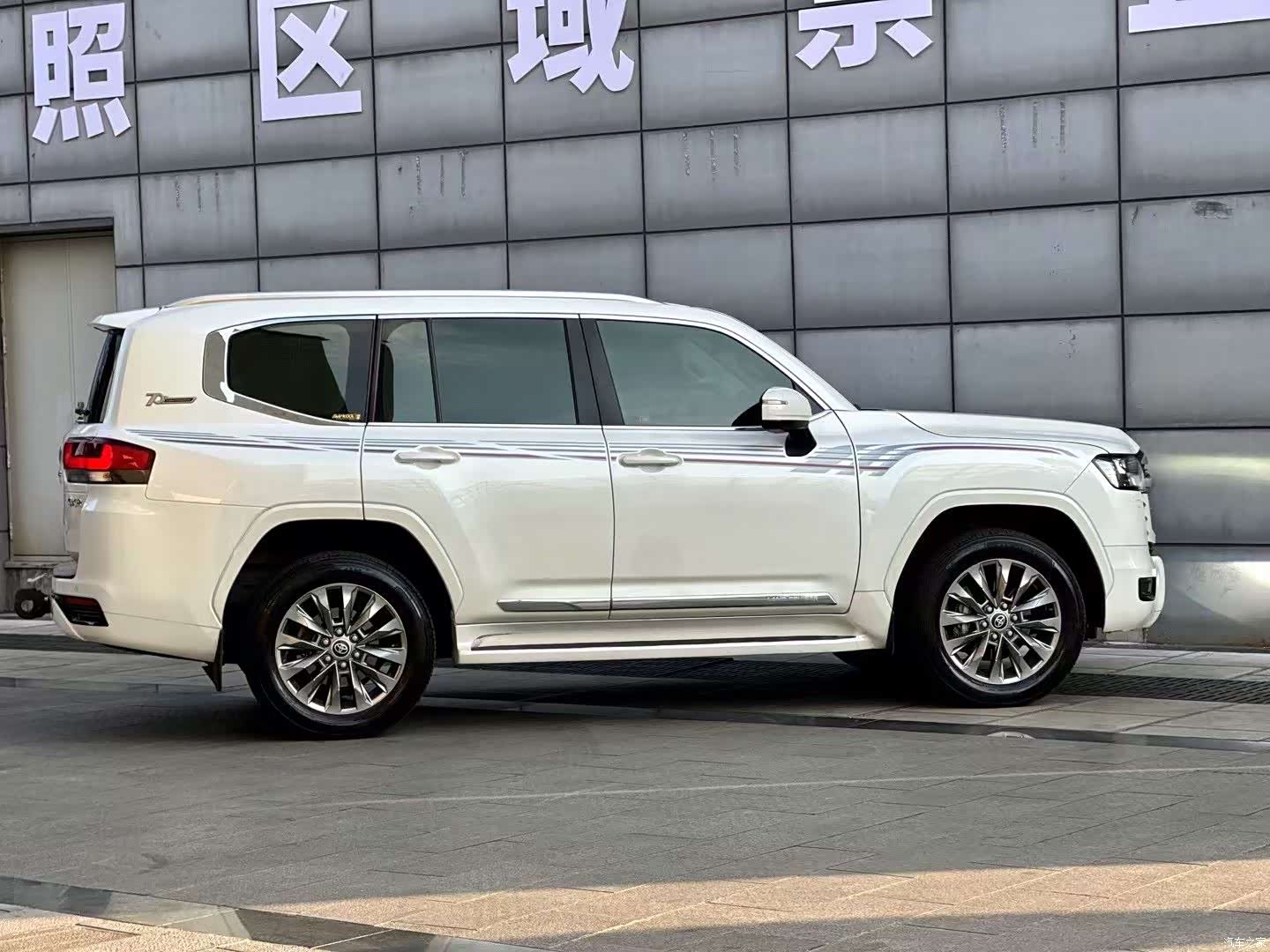 Toyota Land Cruiser, 2024 11