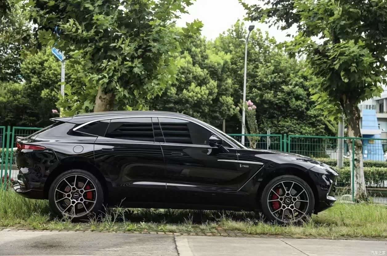 Aston Martin DBX, 2021 3