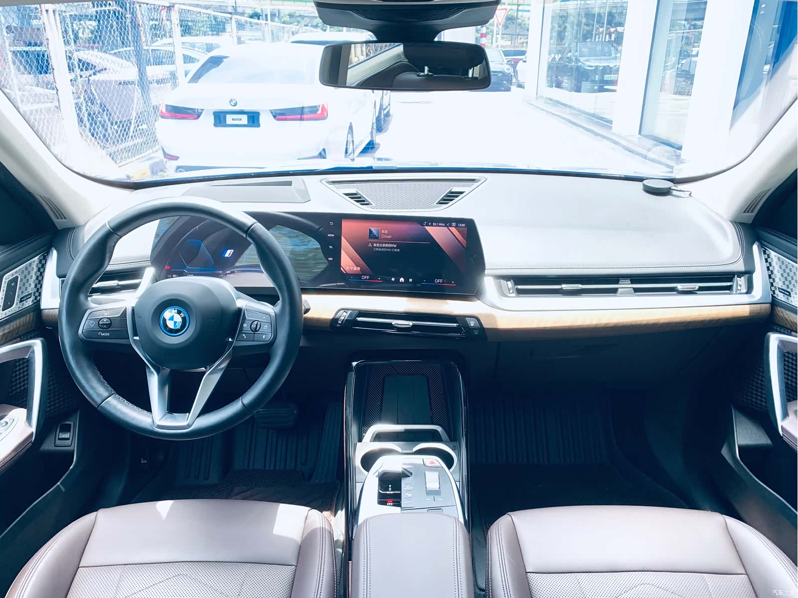 BMW iX1, 2023 11