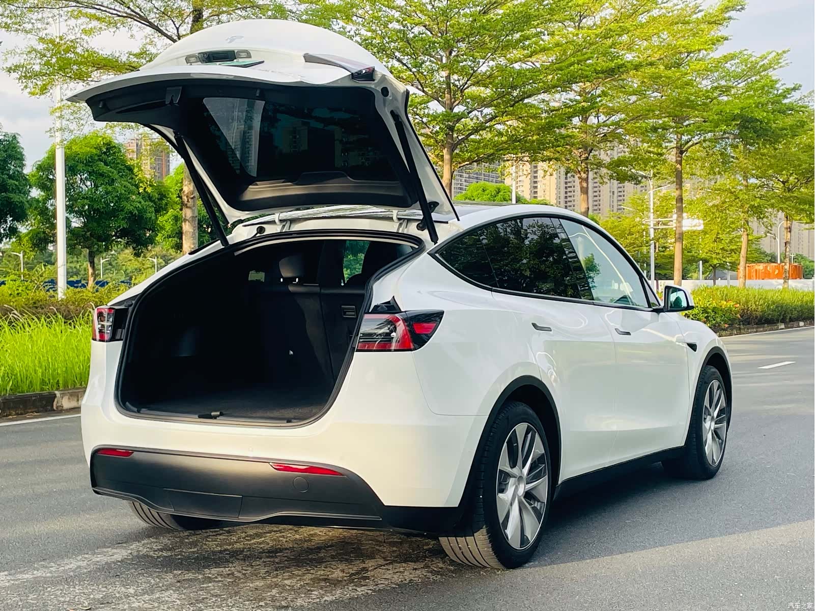 Tesla Model Y, 2023 10