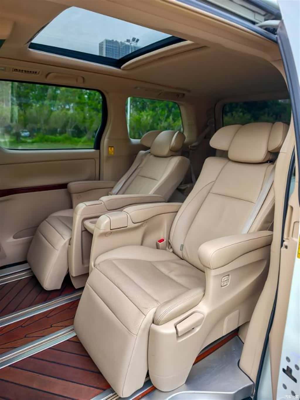 Toyota Alphard, 2010 6