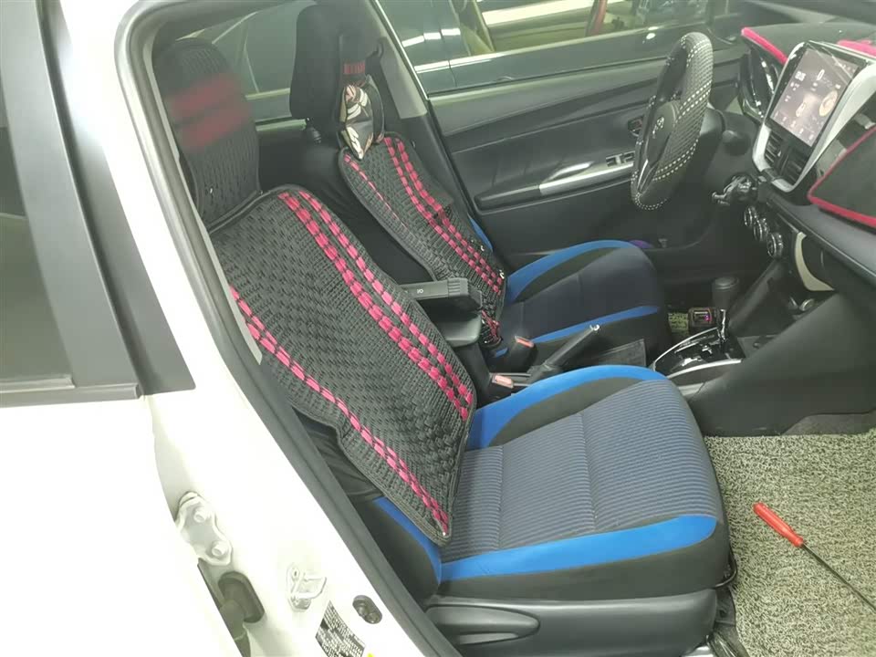 Toyota YARiS L to enjoy