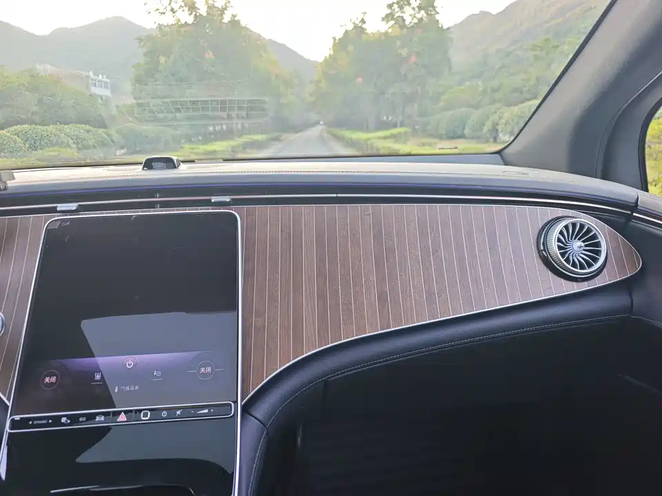 Mercedes-Benz EQE SUV