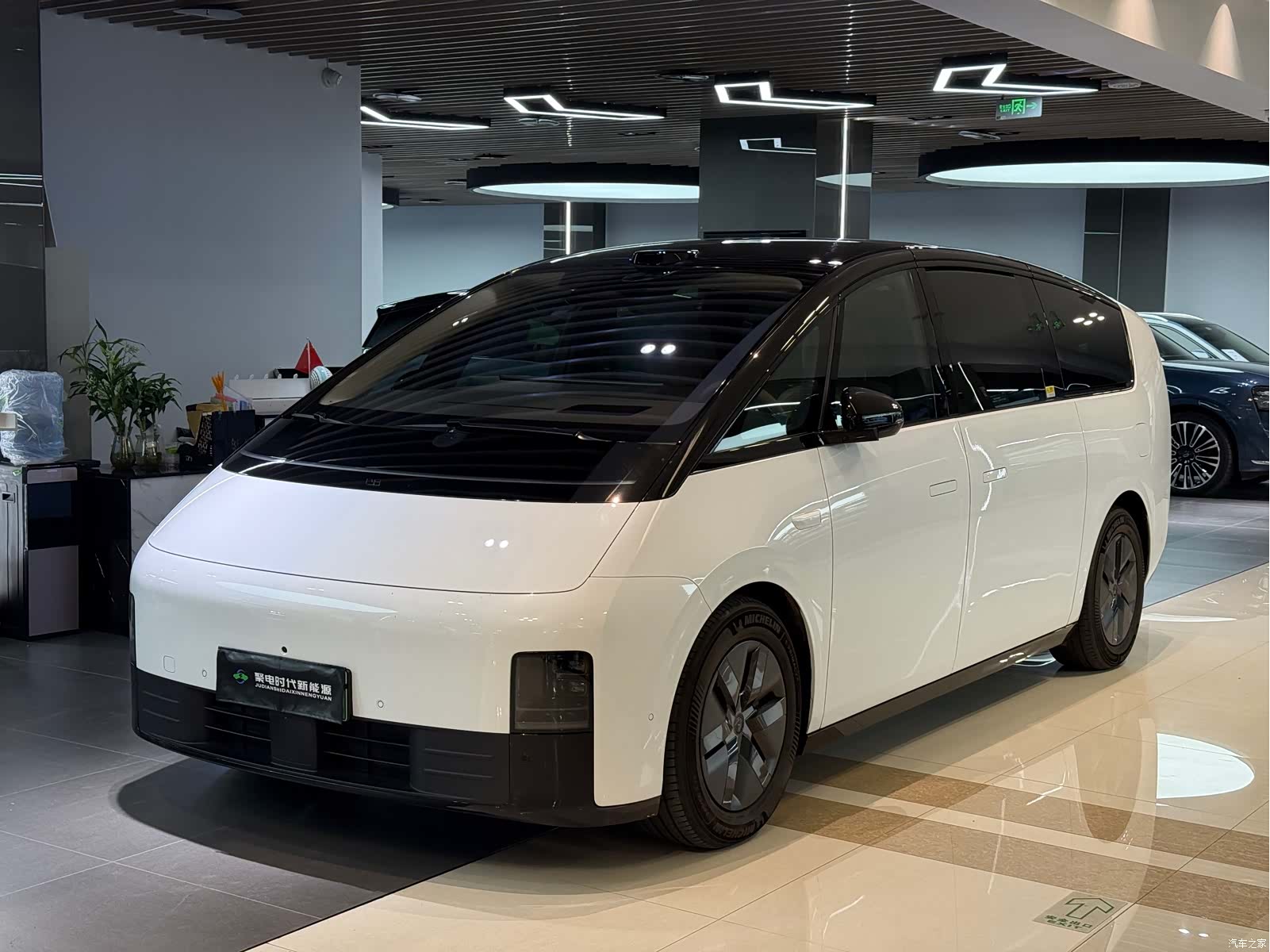 Li Auto MEGA, 2025 1