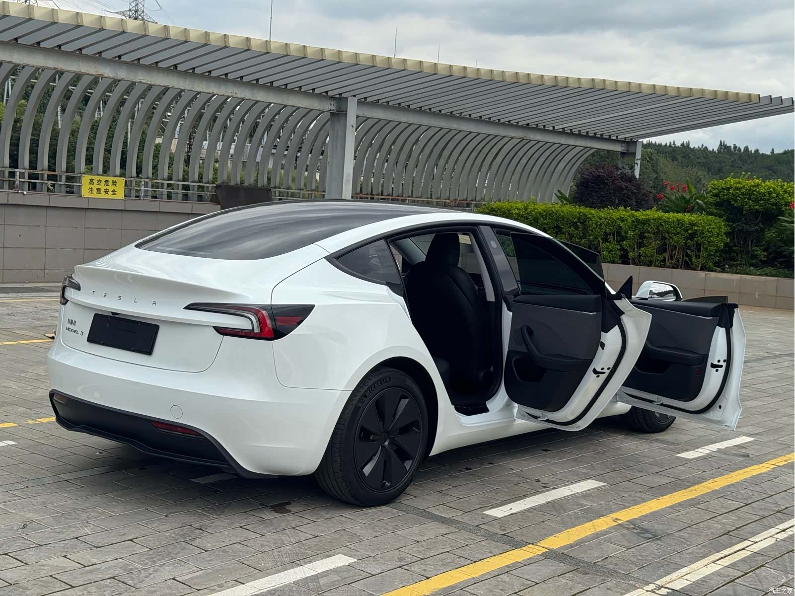 Tesla Model 3, 2025 11