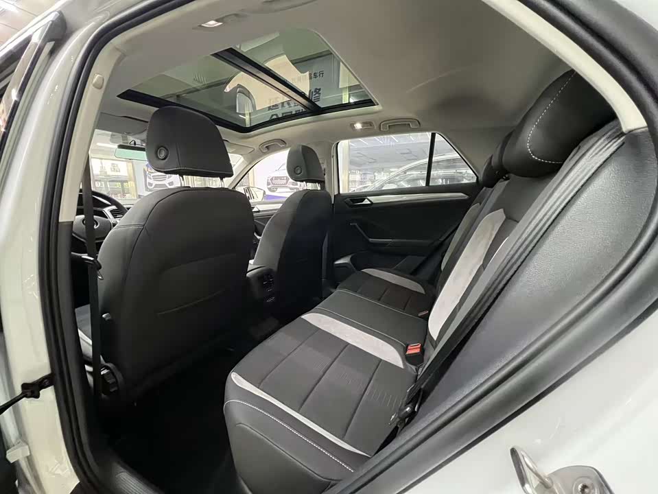 Volkswagen T-ROC exploring Songs