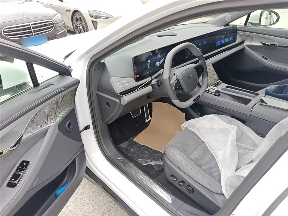 VOYAH Lantu chasing light