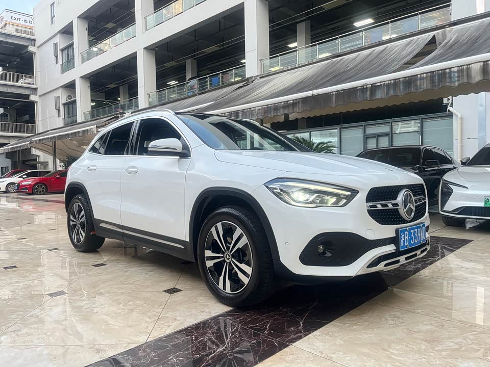 Mercedes-Benz GLA Mercedes-Benz GLA
