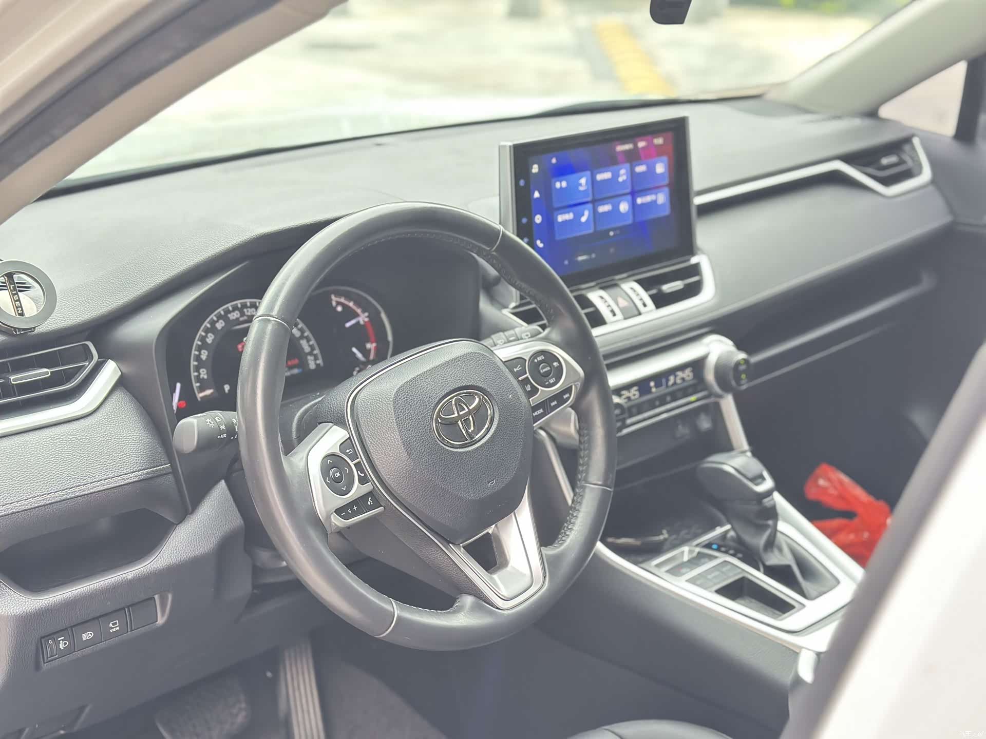 Toyota RAV4, 2022 все фото
