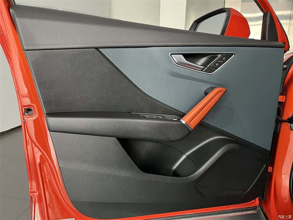 Audi Q2L, 2019 13