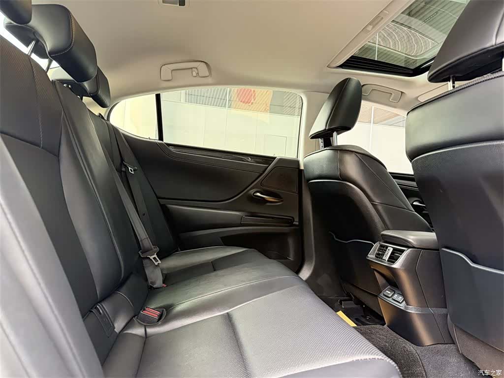 Lexus ES, 2019 7
