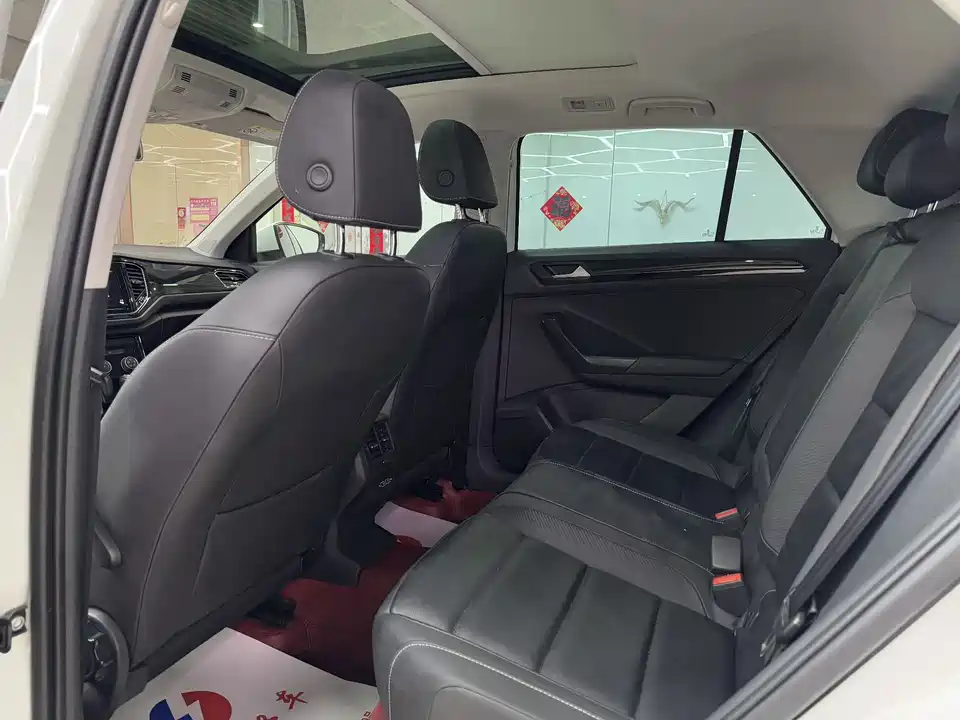 Volkswagen T-ROC exploring Songs