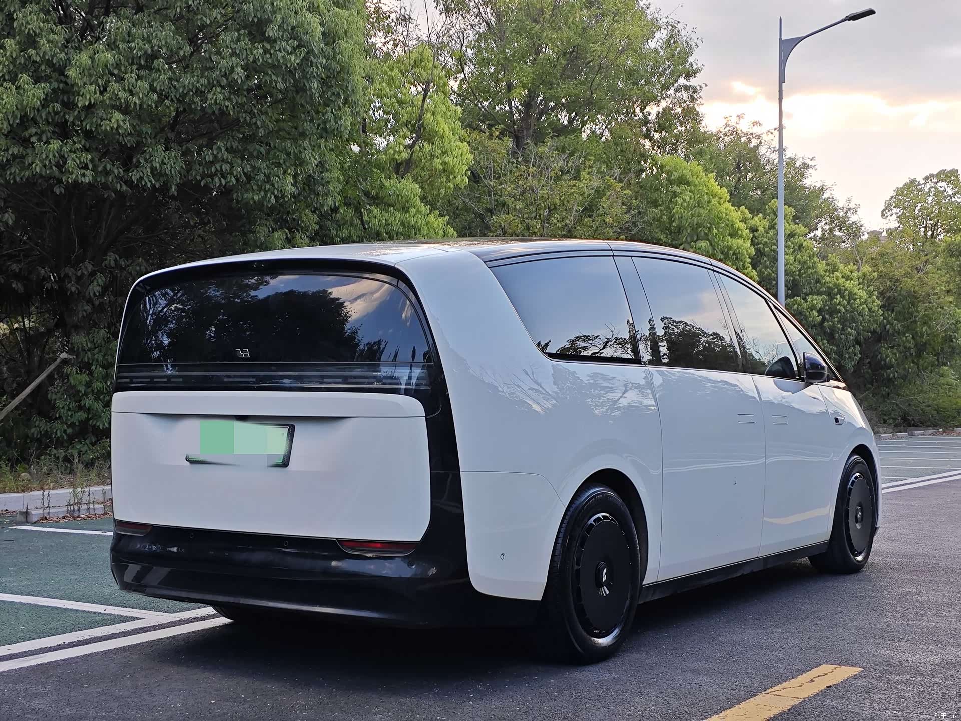 Li Auto MEGA, 2025 4