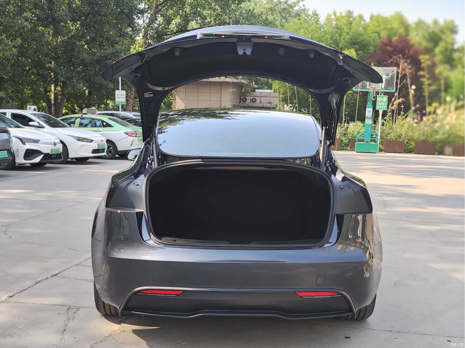 Tesla Model 3, 2025 7