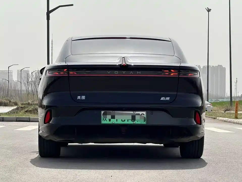 VOYAH Lantu chasing light