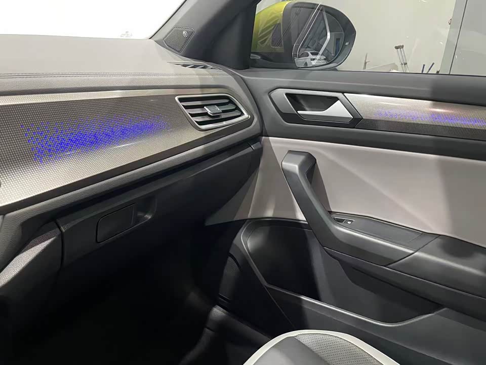 Volkswagen T-ROC exploring Songs