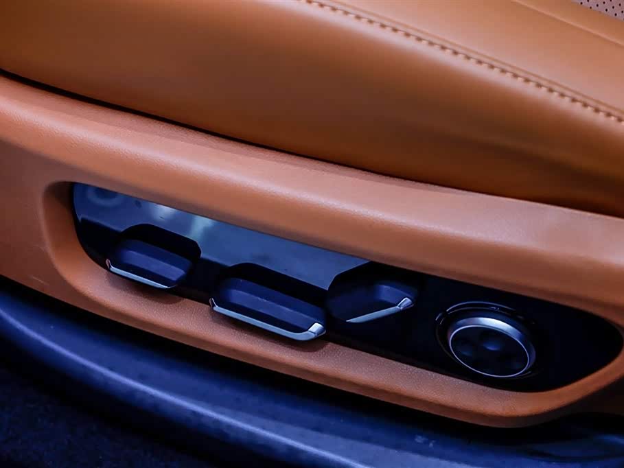 AITO Ask the world M8