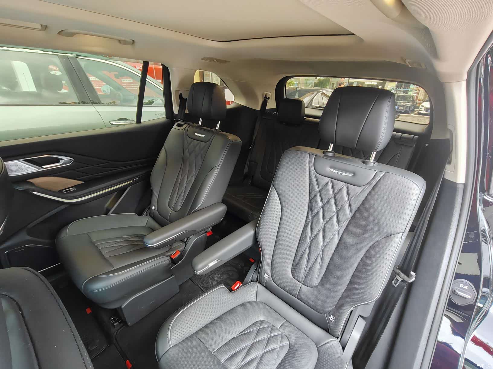 Hongqi HS7, 2025 13