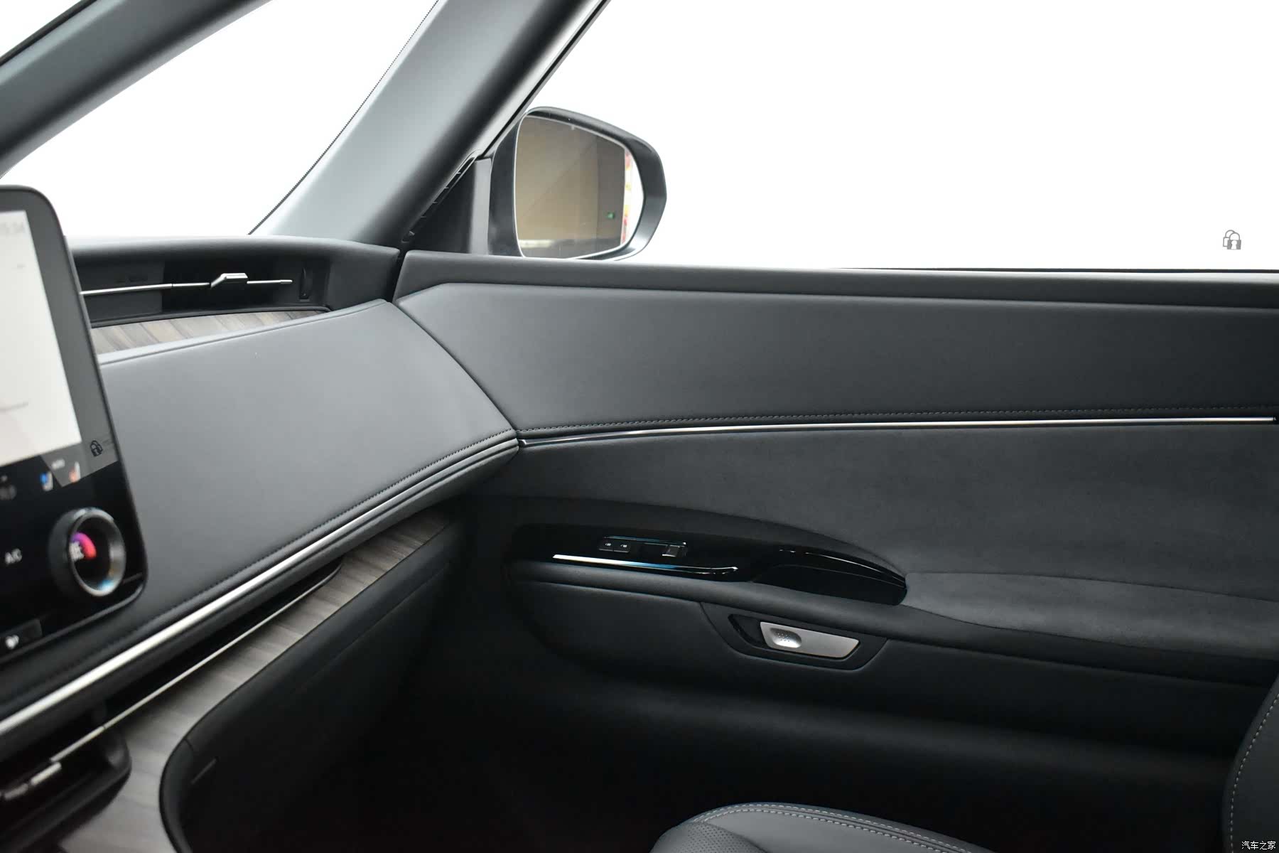 Lexus LM, 2026 11