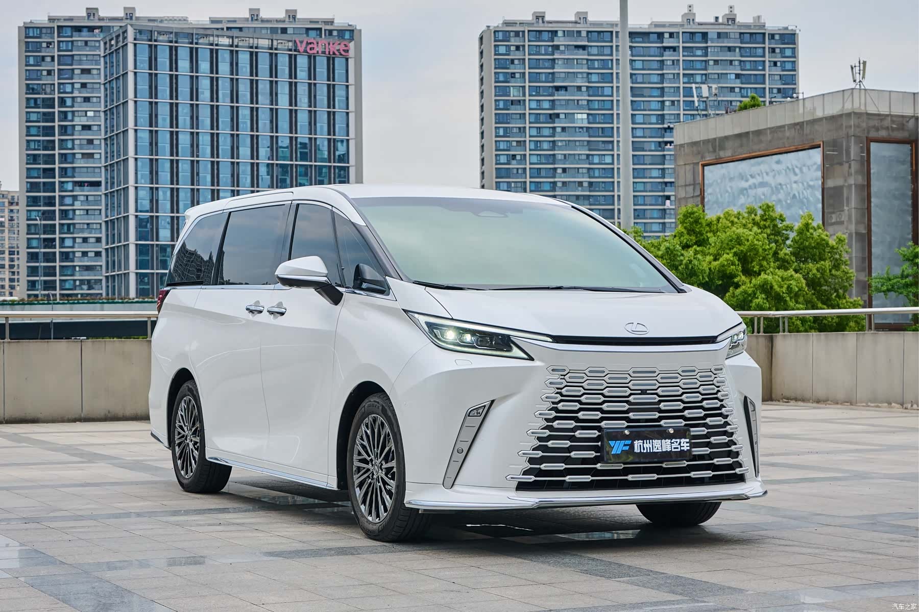 Lexus LM, 2024 3