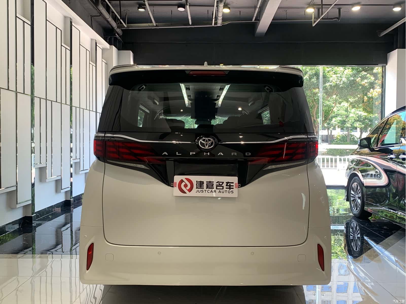 Toyota Alphard, 2025 4