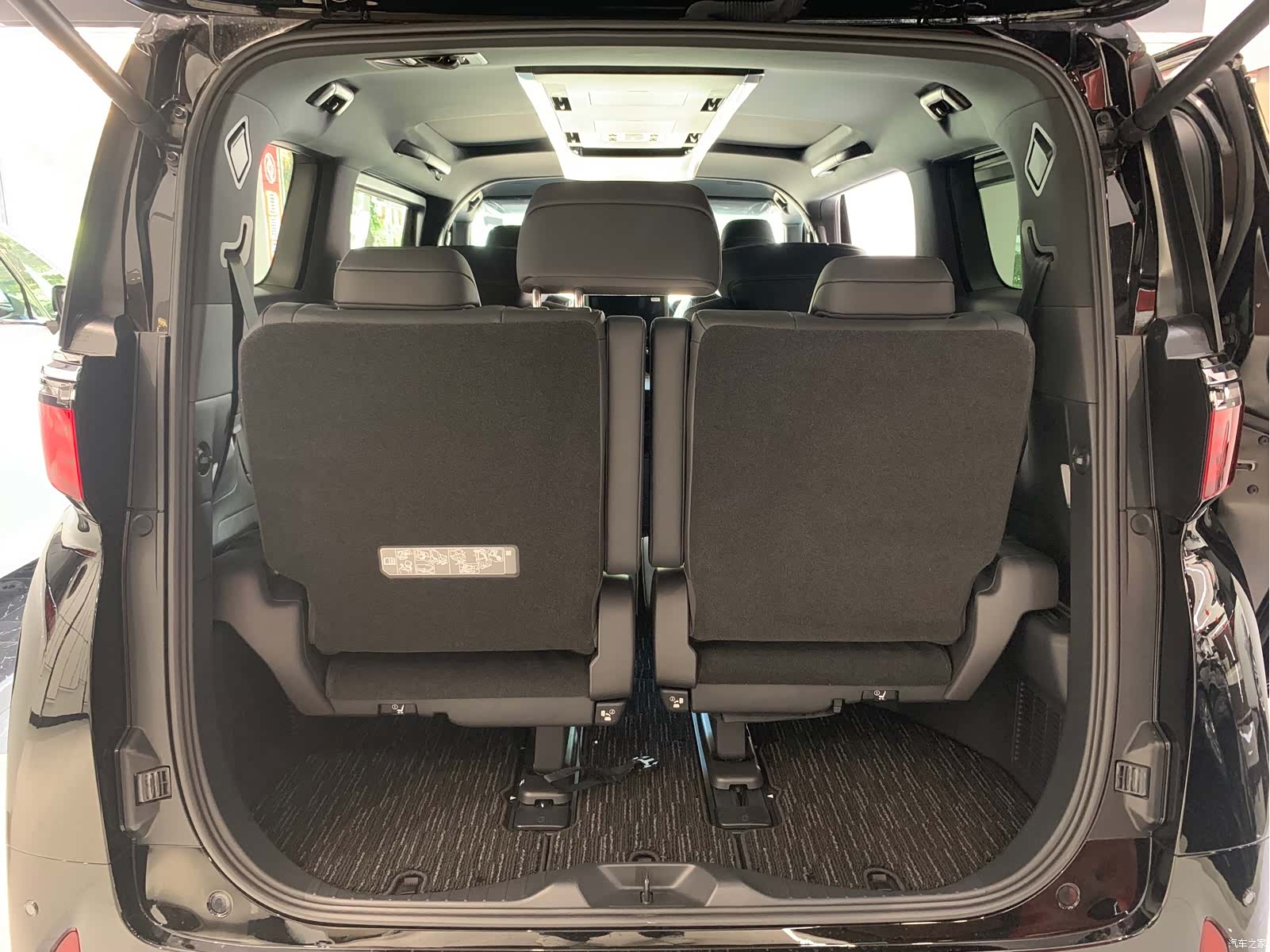 Toyota Alphard, 2025 11