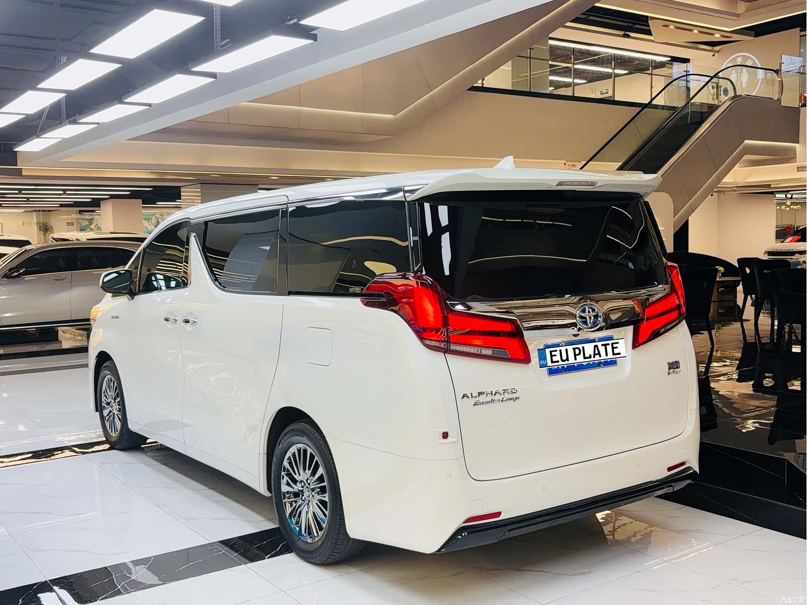 Toyota Alphard, 2022 3