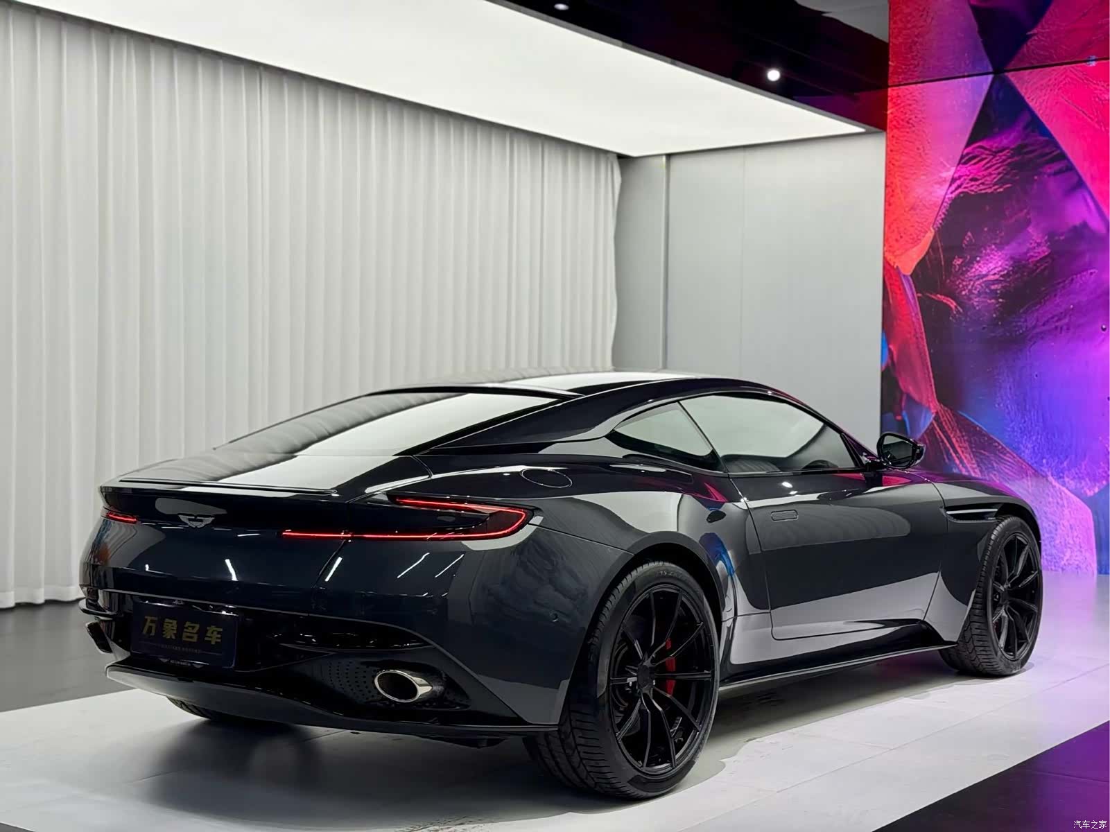 Aston Martin DB11, 2020 6