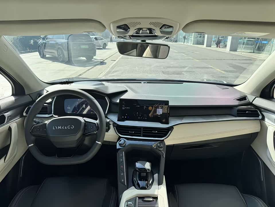 Lynk & Co 06 EM-P