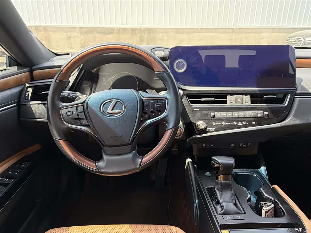 Lexus ES, 2023 10