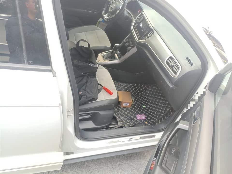 Volkswagen T-ROC exploring Songs