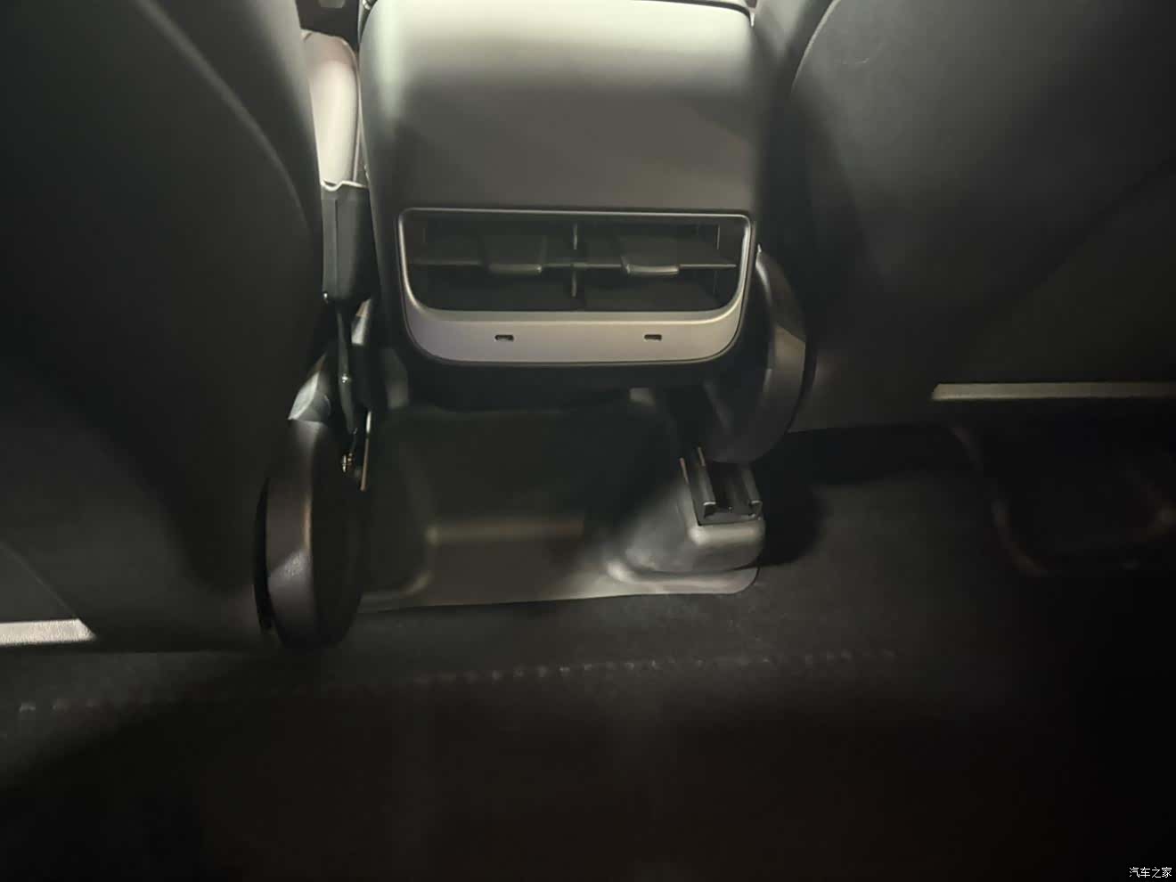 Tesla Model Y, 2024 19
