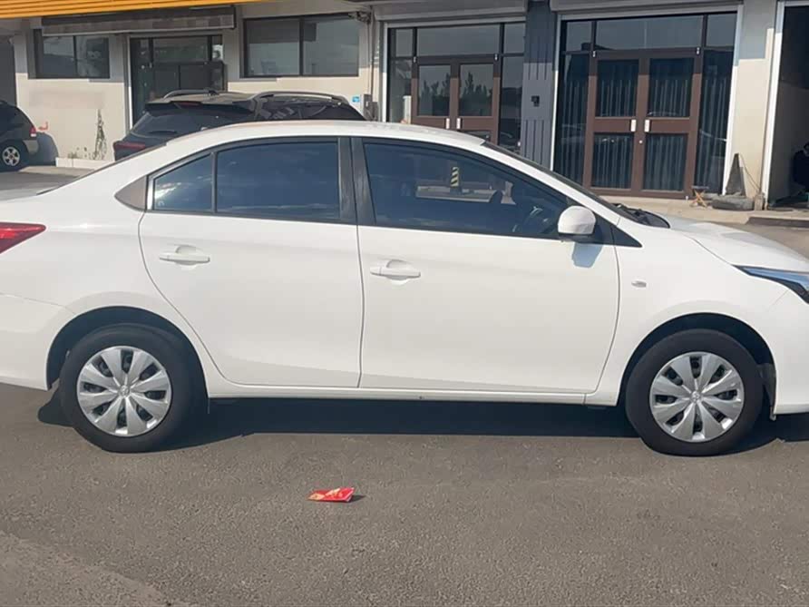 Toyota YARiS L to enjoy