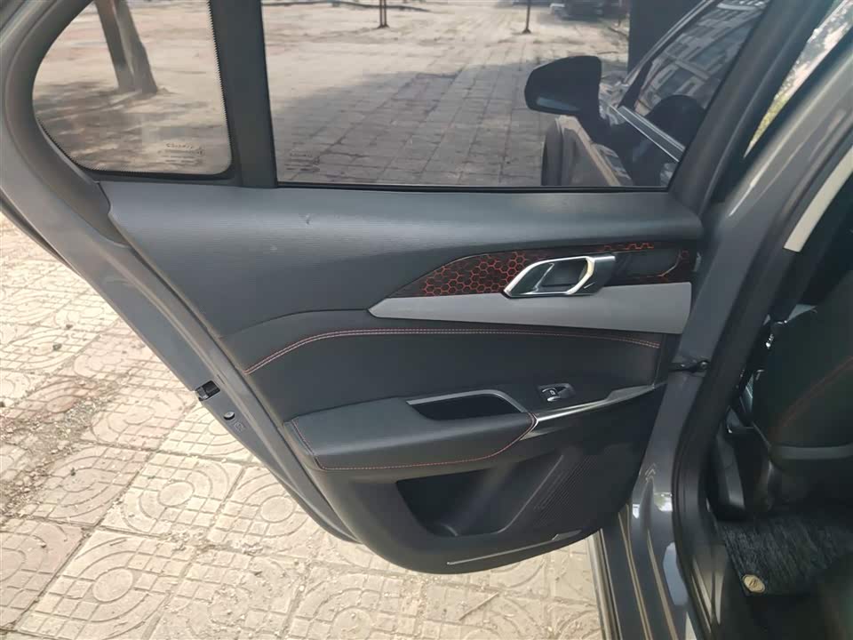 Lynk & Co 02