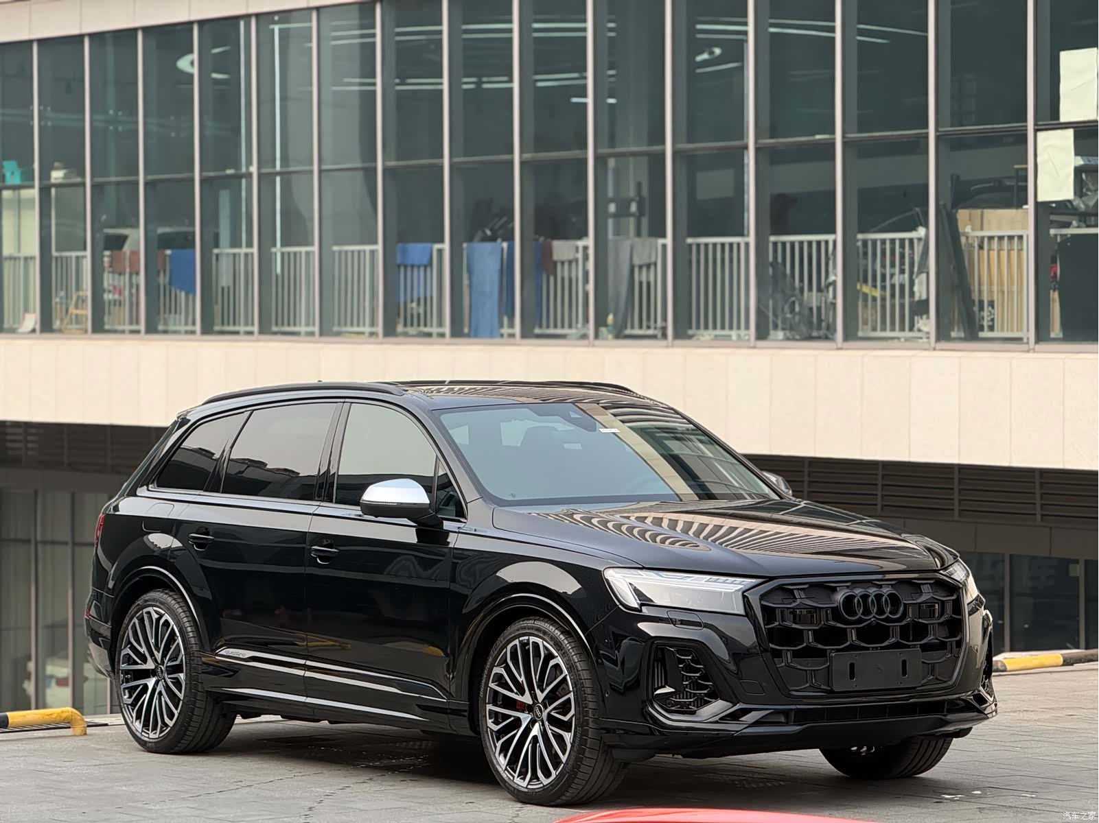 Audi Q7, 2025 3
