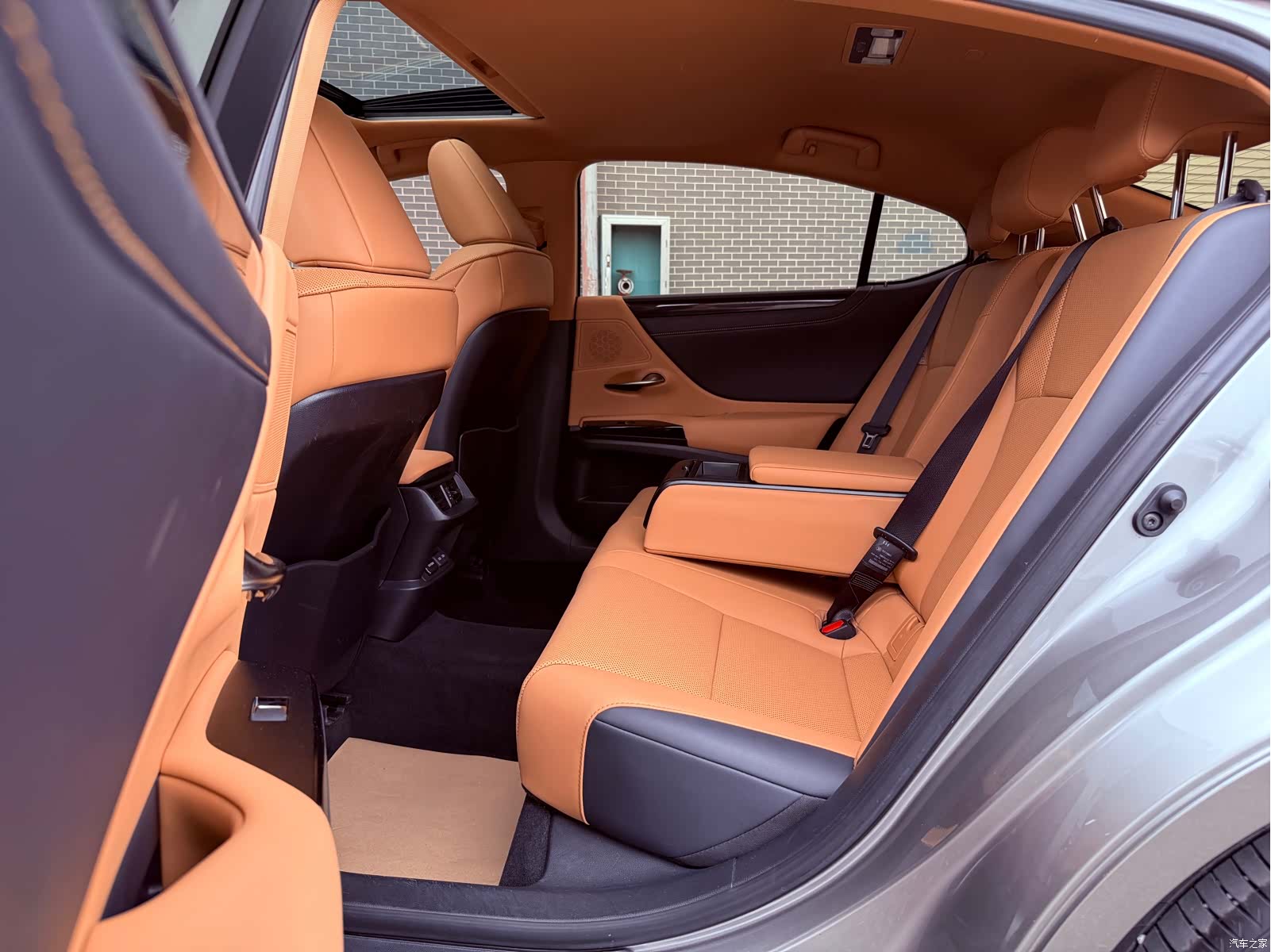 Lexus ES, 2022 все фото