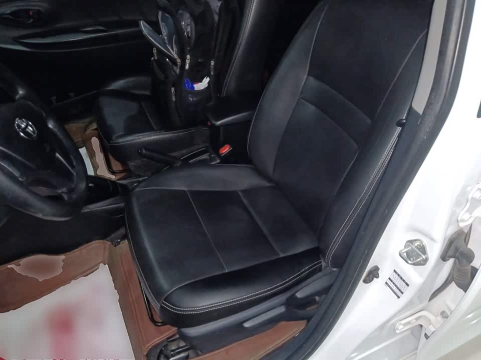 Toyota YARiS L to enjoy