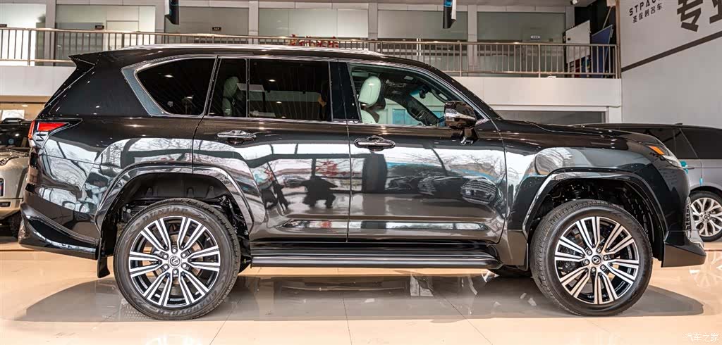 Lexus LX, 2025 4