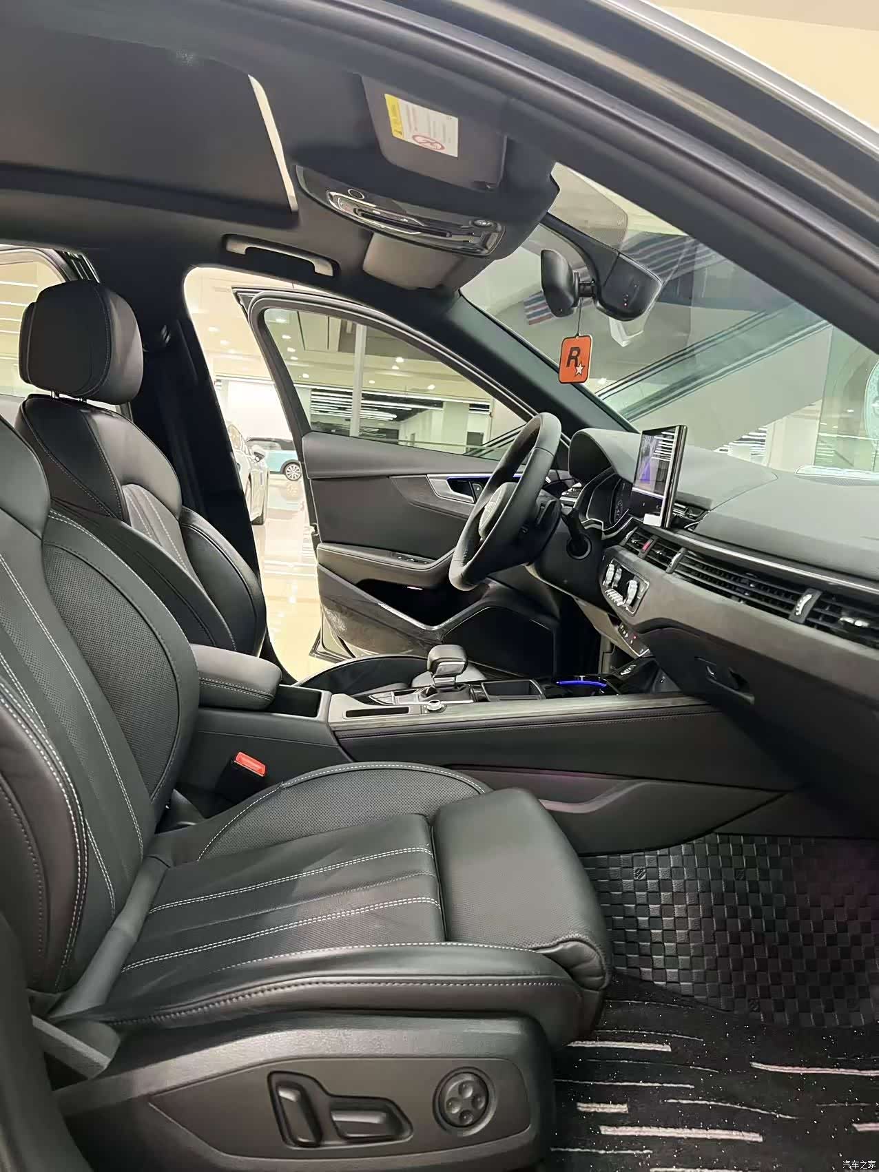 Audi A4L, 2023 все фото