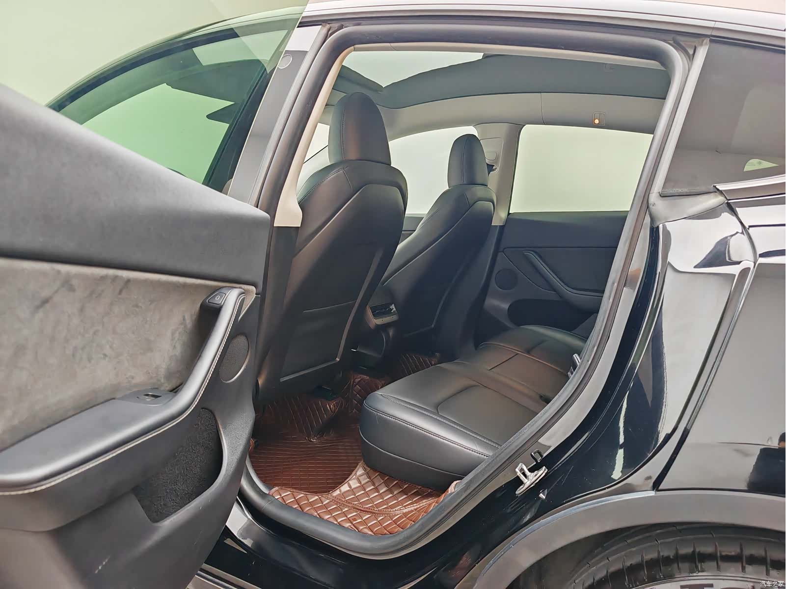 Tesla Model Y, 2024 17